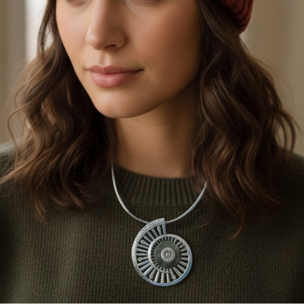 Silver necklace w/ nautilus shell pendant